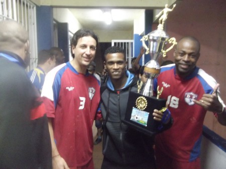 BROW E VLADI DO DP3(A) ENTRE ELES O CAPITÃO DO CASCATA XANDI COM O TROFÉU DE 3º LUGAR!