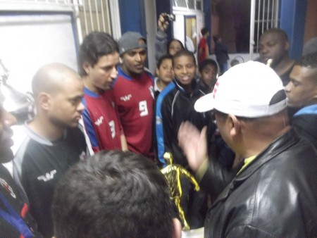 PRESIDENTE ROBERTO POR TER EM SEU CURRICULO UMA BAGAGEM DE UM ÓTIMO GOLEIRO, FAZ ENTREGA DO TORFÉU PARA O DUDU DO DP3 (A) GOLEIRO MENOS VAZADO DO CAMPEONATO DA LIGA DO CEGEB-2013