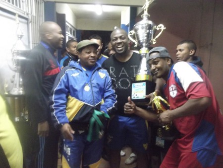 PELÉ MEMBRO DA COMISSÃO AUXILIAR DA LIGA E OSMAR OS DOIS DO UNIÃO DO MORRO FELIZES COM O TROFÉU DE VICE-CAMPEÃO-2013!