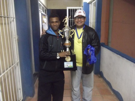 CAPITÃO DO CASCATA XANDI, COM O TROFÉU DE 3º LUGAR E O PRESIDENTE ROBERTO!